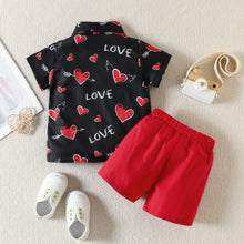 Carregar imagem no visualizador da galeria, Camisa negra con estampas de corazones y short con moño rojo
