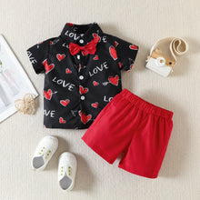 Carregar imagem no visualizador da galeria, Camisa negra con estampas de corazones y short con moño rojo
