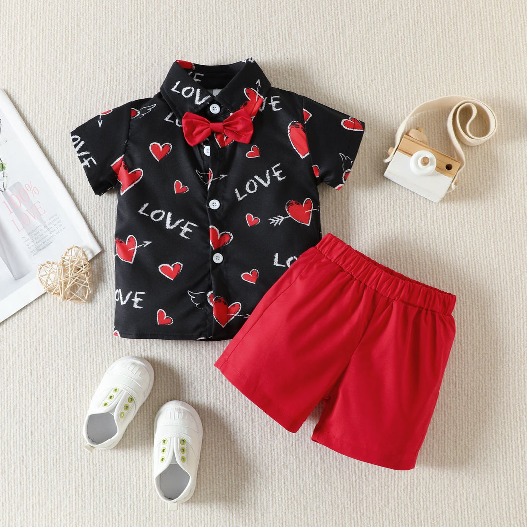 Camisa negra con estampas de corazones y short con moño rojo