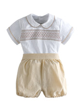 Carregar imagem no visualizador da galeria, Camisa con bordados y botones atrás con short crema
