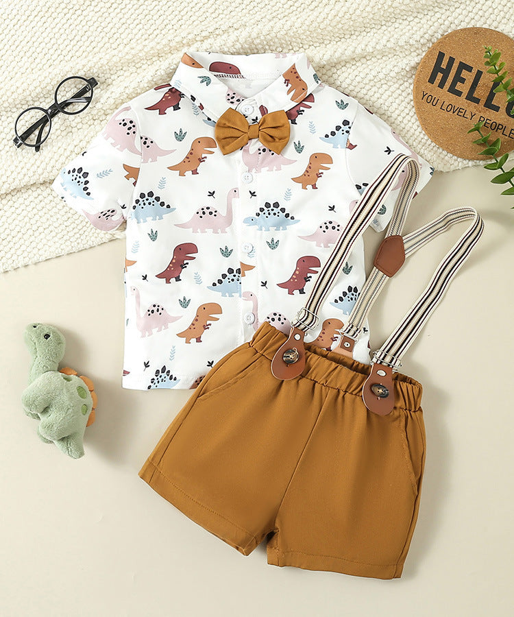 Camisa blanco estampado de dino con short caqui, tirante y moño