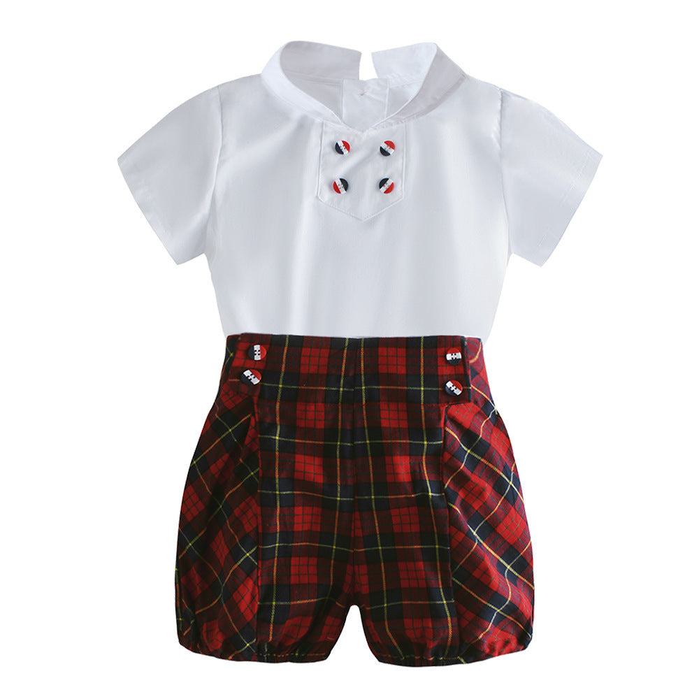 Camisa blanco con botones, short cuadrille rojo