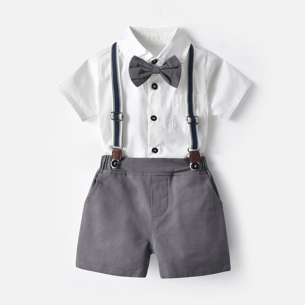 Camisa blanco con short, moño gris oscuro y tirante azul marino