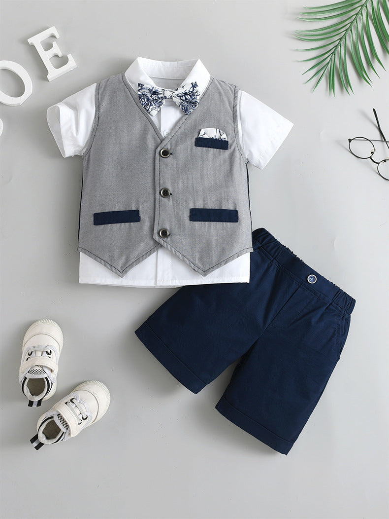 Camisa blanco con chaleco gris, moño floreado y short azul marino