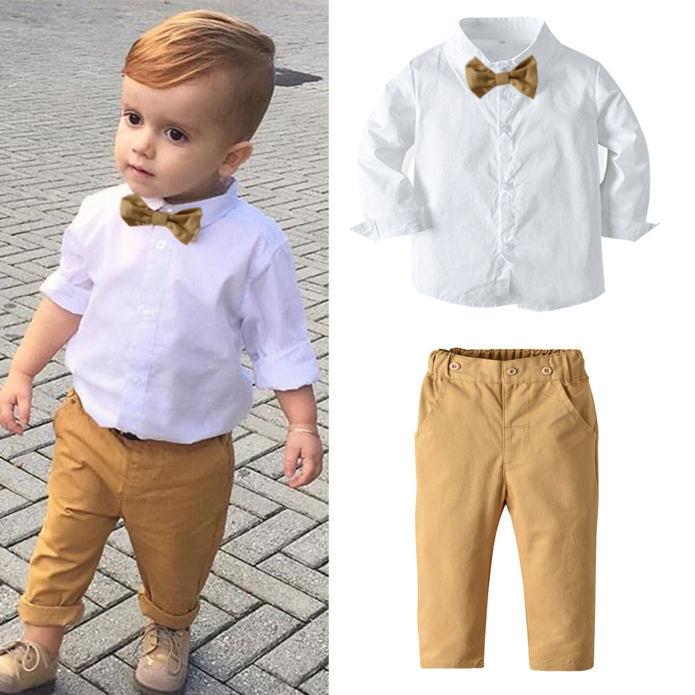 Camisa blanca con moño y pantalón caqui