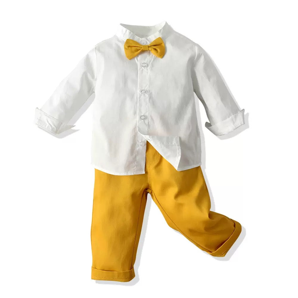 Camisa blanca con pantalón y moño mostaza