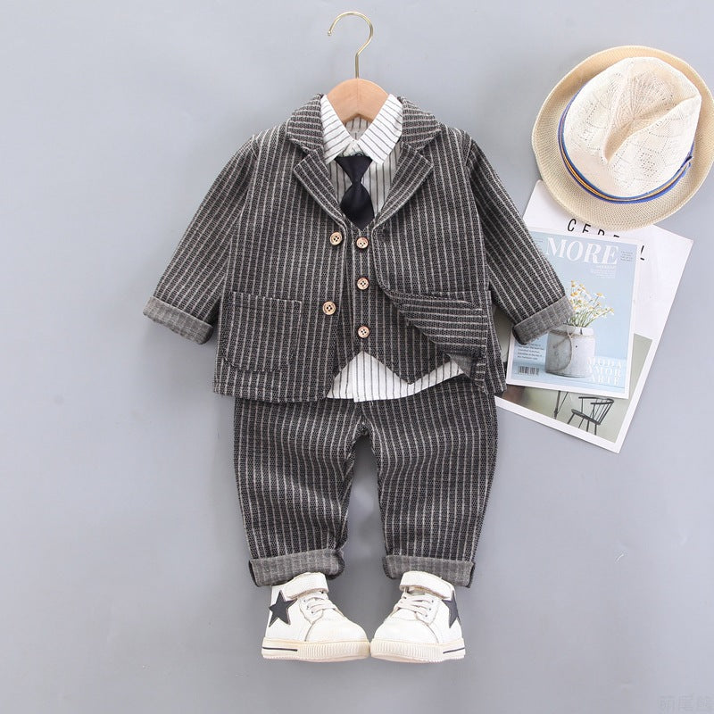 Camisa mangas largas con corbata, chaleco y saco de traje con pantalón a rayas