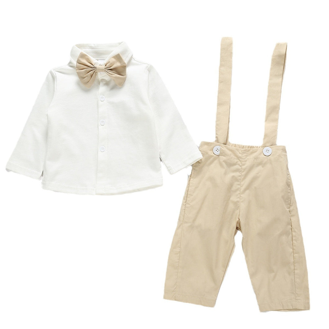 Camisa blanca con moño y pantalón crema con tirante