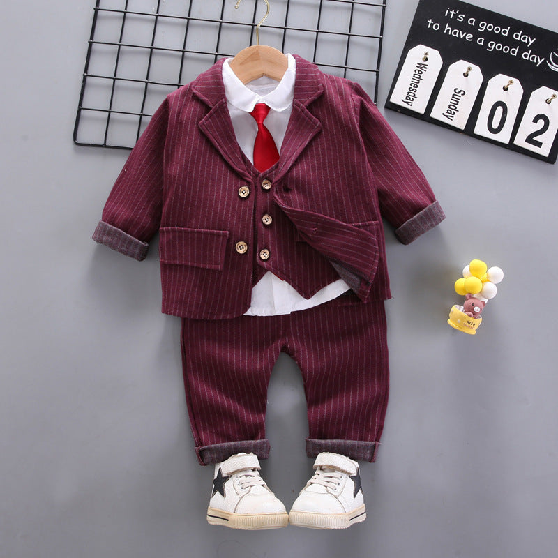 Camisa blanca con corbata bordo, saco con chaleco y pantalón a rayas