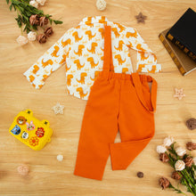 Carregar imagem no visualizador da galeria, Camisa blanca con estampas de dino, moño y pantalón con tirante naranja
