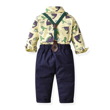 Carregar imagem no visualizador da galeria, Camisa con estampas de dino, moño y pantalón con tirante
