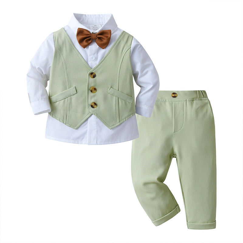 Camisa blanca con moño marrón, chaleco falso y pantalón verde
