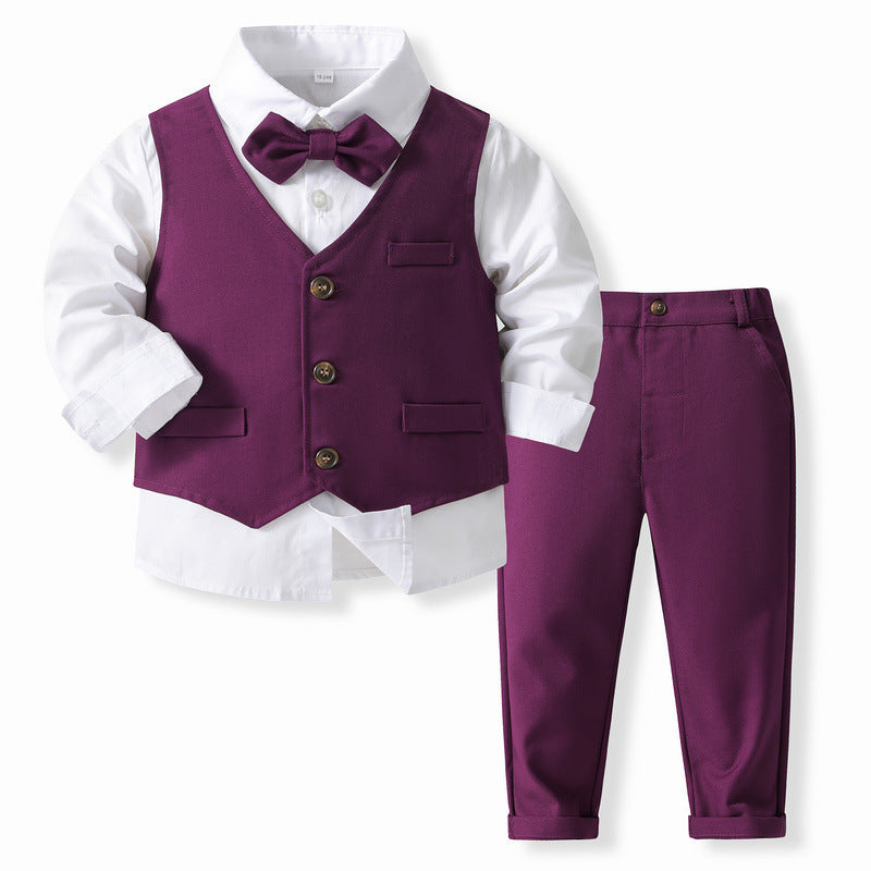 Camisa blanca con chaleco, moño y pantalón violeta