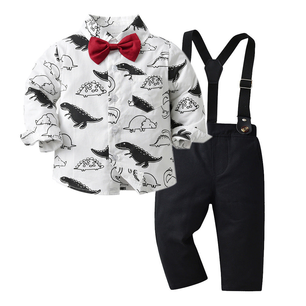 Camisa blanca con estampas de dino, moño rojo y pantalón negro con tirante