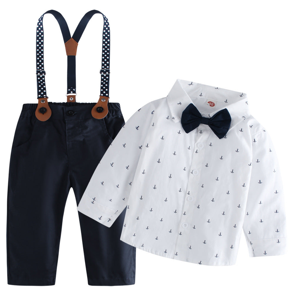 Camisa blanca con estampas de anclas, moño y pantalón azul marino con tirante