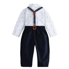 Carregar imagem no visualizador da galeria, Camisa blanca con estampas de anclas, moño y pantalón azul marino con tirante

