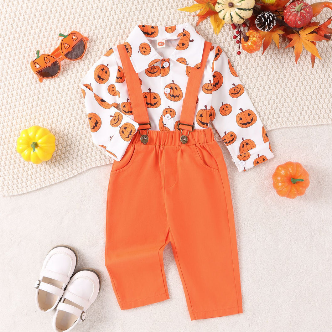 Camisa blanca con estampas de calabaza y pantalón con tirantes naranja