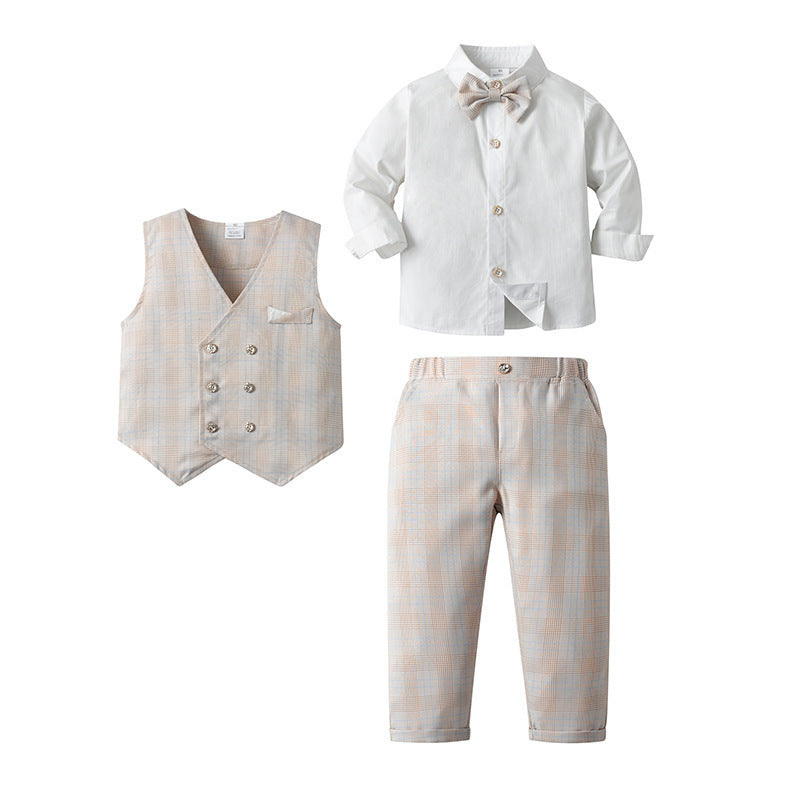 Camisa blanca con moño, chaleco y pantalón crema a cuadros