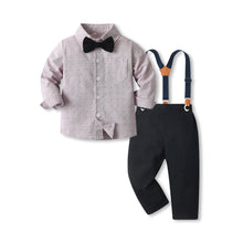 Carregar imagem no visualizador da galeria, Camisa con estampas, moño y pantalón negro con tirante
