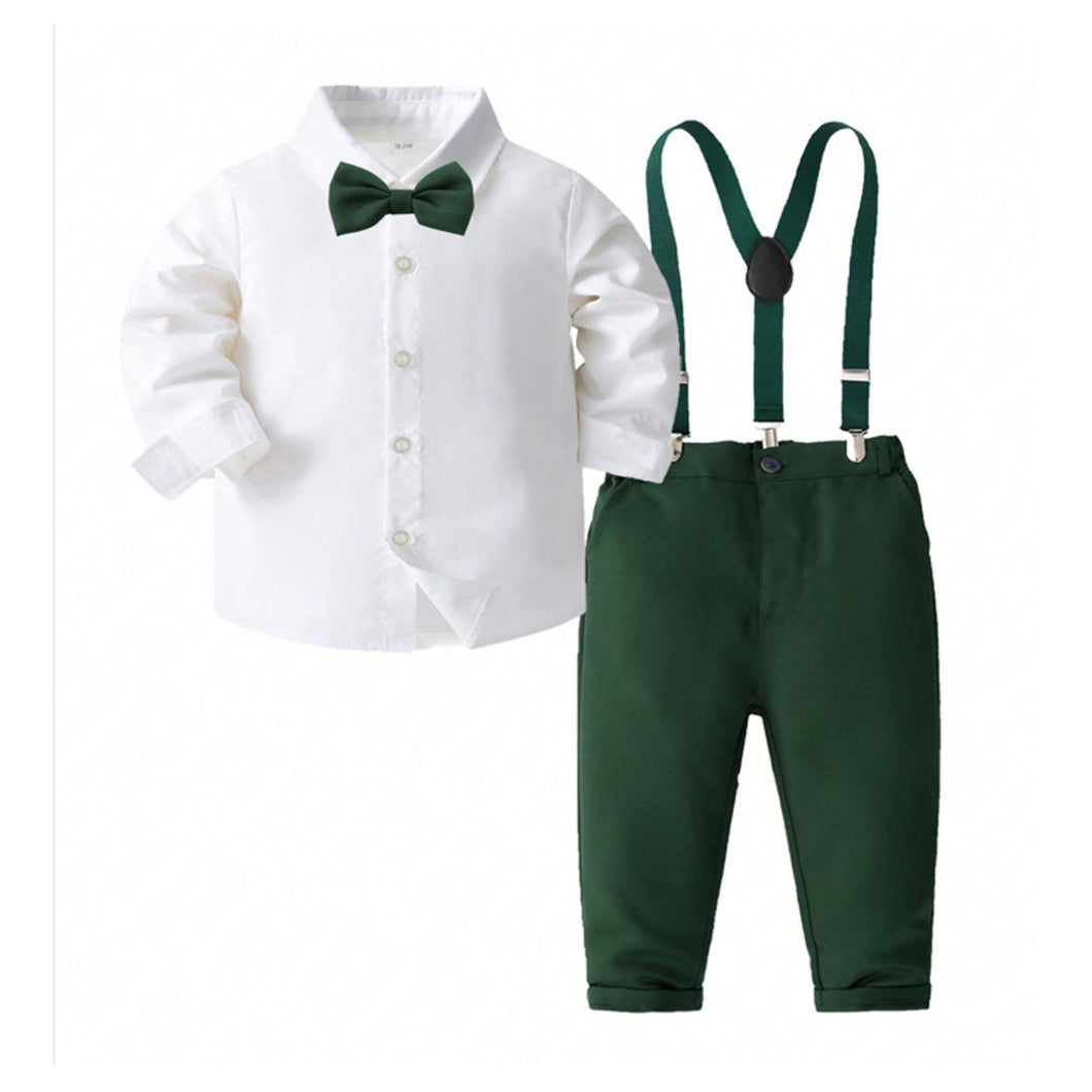 Camisa blanca con moño y pantalón con tirante verde oscuro
