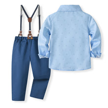 Carregar imagem no visualizador da galeria, Camisa celeste con estampas, moño y pantalón azul con tirante

