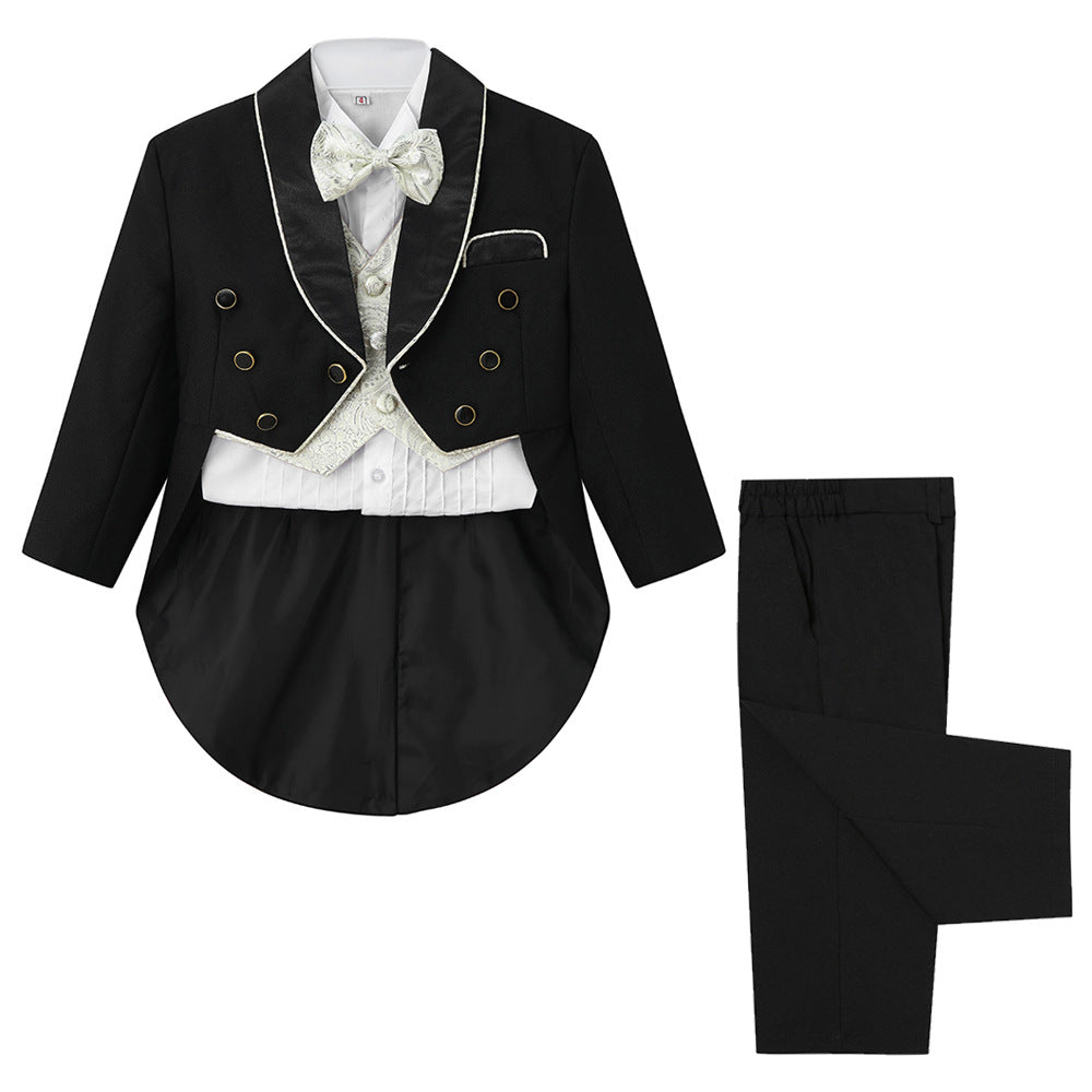 Camisa blanca con moño y chaleco crema, blazer tipo smoking con pantalón negro