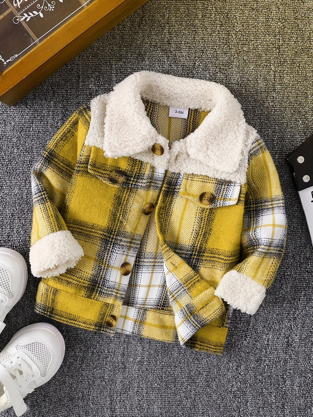 Abrigo tipo campera listrado con cuello y manga peludo