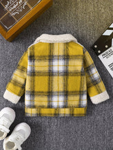 Cargar imagen en el visor de la galería, Abrigo tipo campera listrado con cuello y manga peludo
