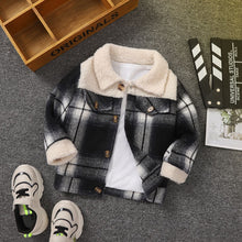 Cargar imagen en el visor de la galería, Abrigo tipo campera listrado con cuello y manga peludo
