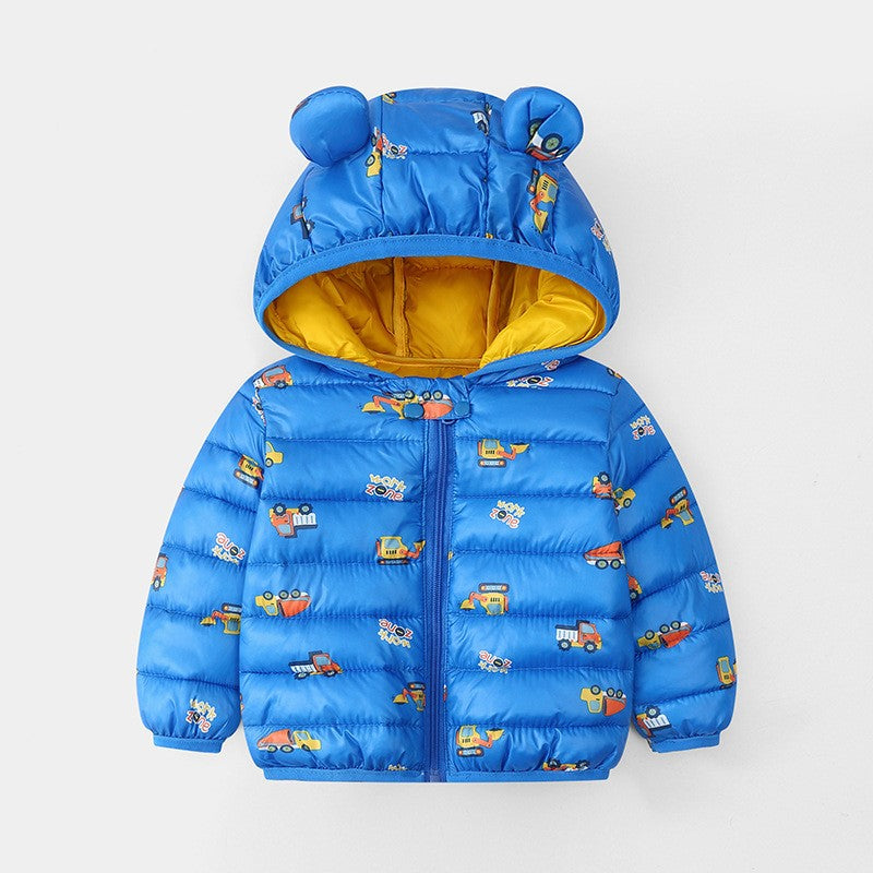 Campera de pluma azul con estampas de vehículos y capucha con orejas