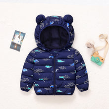 Carregar imagem no visualizador da galeria, Campera de pluma  con estampas de dino y capucha con orejas
