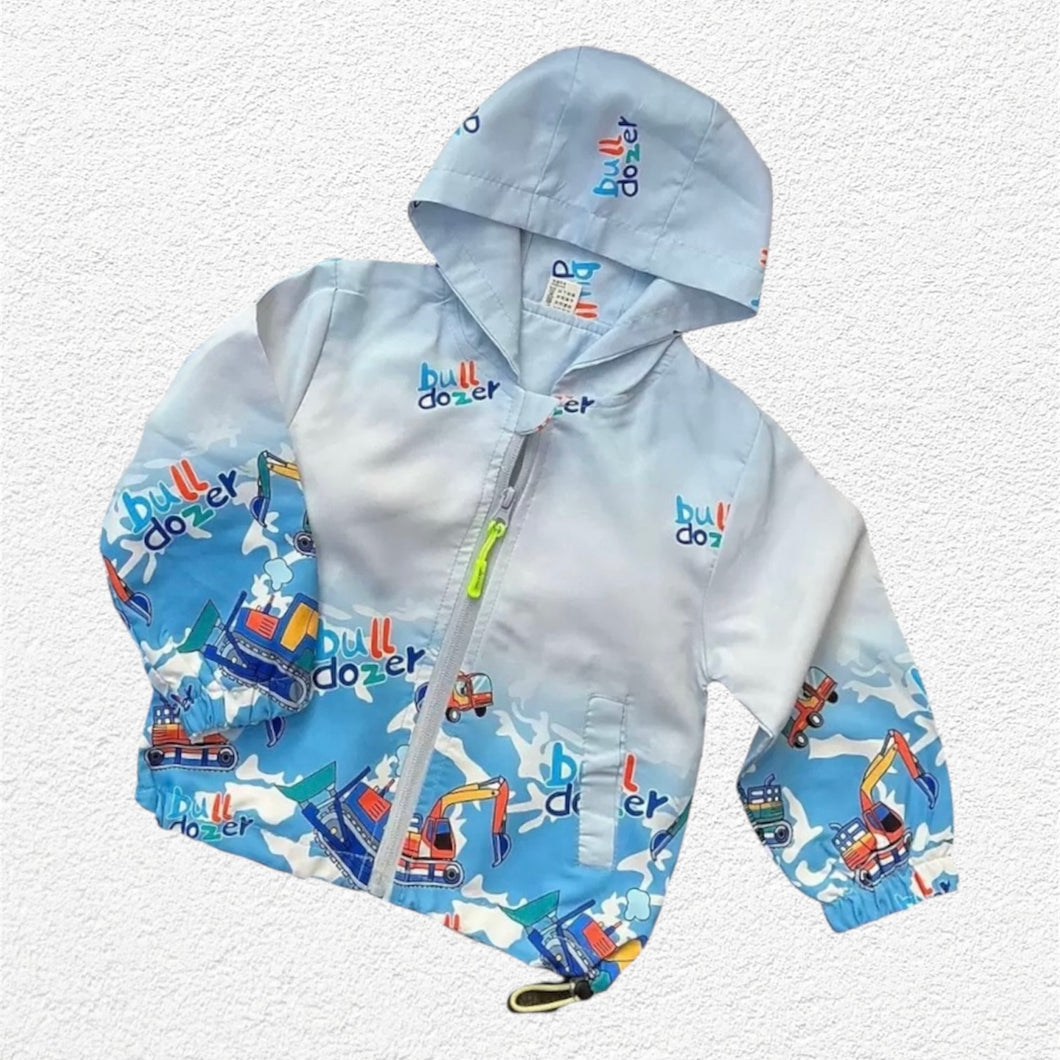 Campera rompeviento con capucha blanco y celeste con estampas de excavadoras