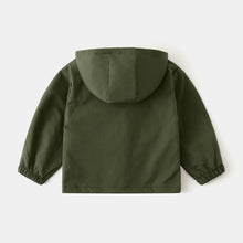 Cargar imagen en el visor de la galería, Campera rompeviento verde con capucha
