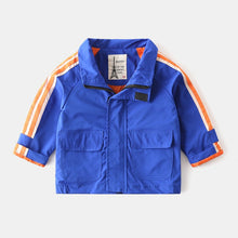 Carregar imagem no visualizador da galeria, Campera rompeviento azul con rayas y bosillos
