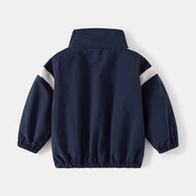 Carregar imagem no visualizador da galeria, Campera rompeviento azul marino con rayas
