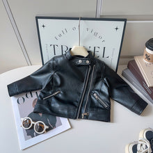 Cargar imagen en el visor de la galería, Campera de cuerina negro
