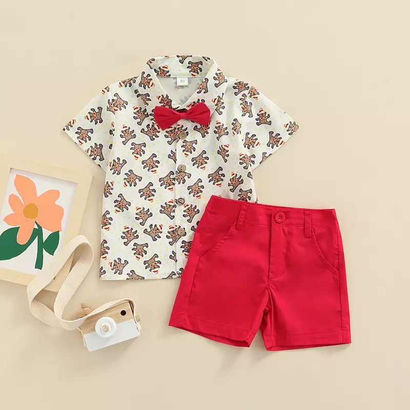 Camisa crema con estampa de oso navideño y short rojo