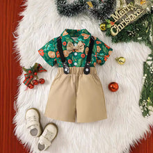Cargar imagen en el visor de la galería, Camisa verde con estampas navideñas, short con moño beige y tirante
