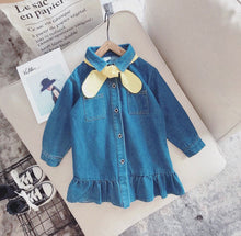 Carregar imagem no visualizador da galeria, Vestido jeans con detalles amarillo y bolsillos
