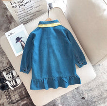 Carregar imagem no visualizador da galeria, Vestido jeans con detalles amarillo y bolsillos
