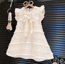 Carregar imagem no visualizador da galeria, Vestido beige con volados de broderie y moño
