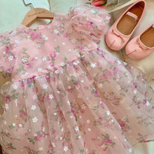 Carregar imagem no visualizador da galeria, Vestido de tul rosa con estampa floreado
