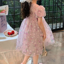 Carregar imagem no visualizador da galeria, Vestido de tul rosa con estampa floreado

