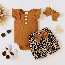 Cargar imagen en el visor de la galería, Body marrón acanalado con short de animal print y vincha
