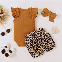 Cargar imagen en el visor de la galería, Body marrón acanalado con short de animal print y vincha
