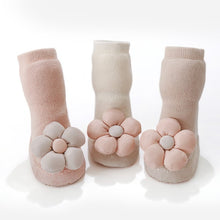 Cargar imagen en el visor de la galería, Zapa media larga con flor y forro polar
