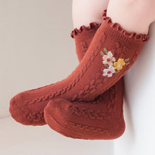 Cargar imagen en el visor de la galería, Medias largas con relieve y flores

