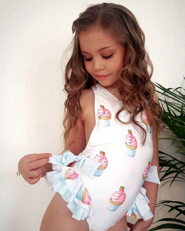 Traje de baño, estampado de cupcakes con moños y volados