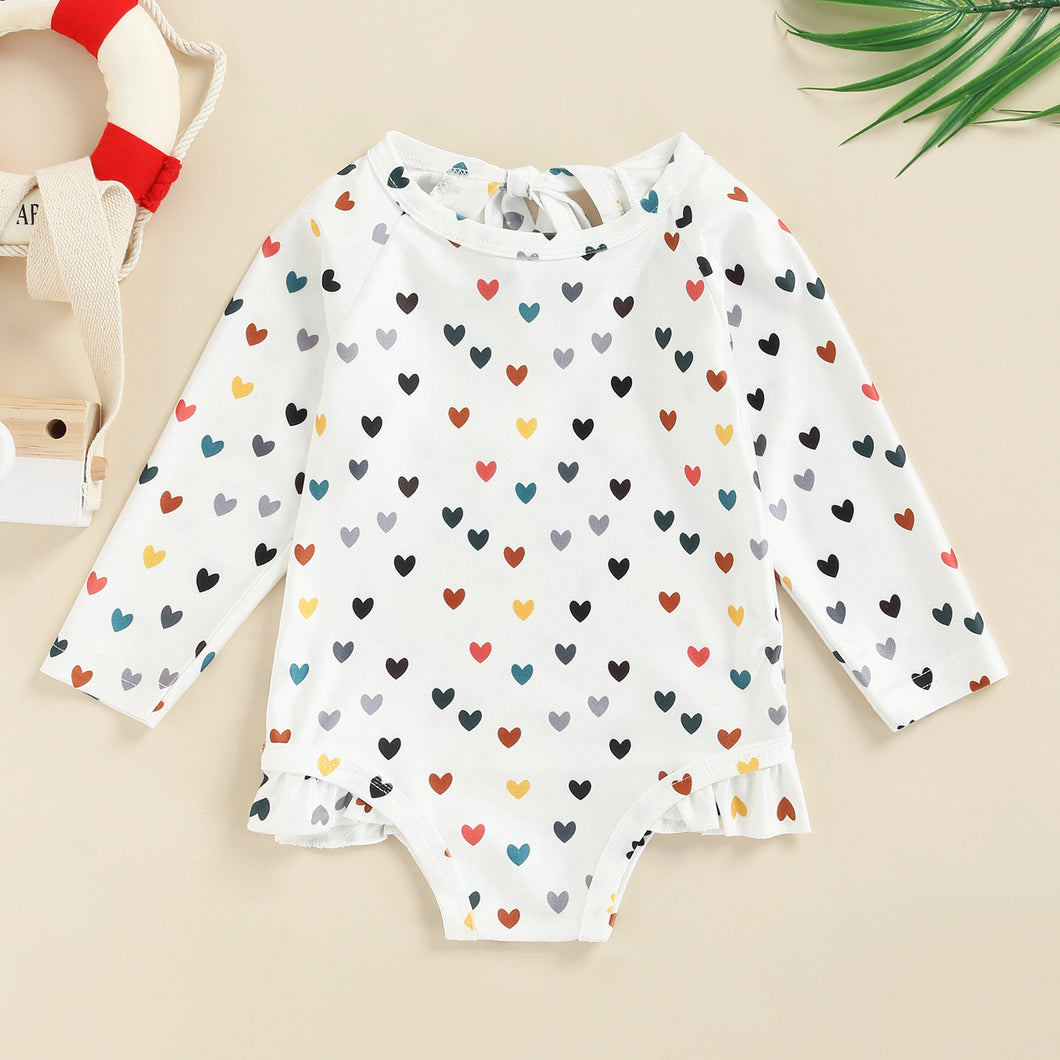Traje de baño blanco mangas largas con estampas de corazones