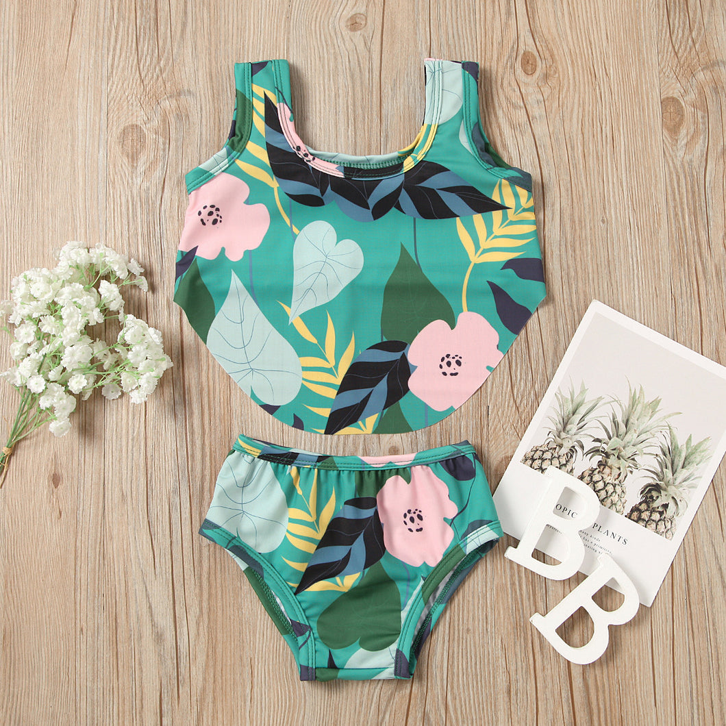 Traje de baño verde con estampas de hojas y flores